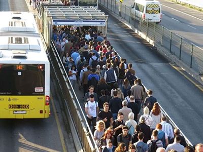 Metrobüs Arıza Yaptı! Edirnekapı’da Kuyruk Oluştu
