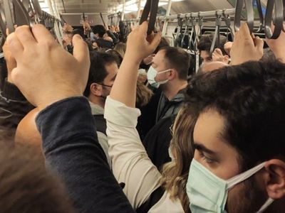 Metro Hattında Çıkan Arıza Sosyal Mesafeyi Unutturdu
