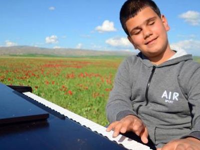 Muş'ta Görme Engelli Bager Piyano Konseriyle Dinleyenleri Büyüledi