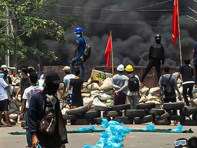 Myanmar'da Göstericiyi Yerde Sürüklediler!