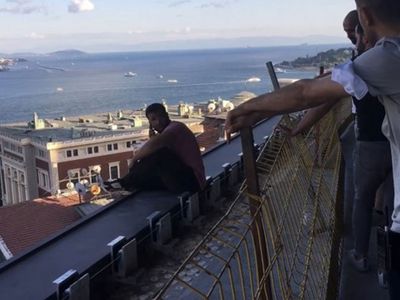Nefesler Kesildi! Polis 13. Kattan Atlamaya Çalışan Genci Böyle Kurtardı