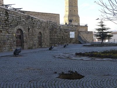 Niğde Kalesi’ni Gezerken Define Kuyusuna Düştü