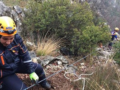 Niğde’de Kayalıklar Arasında Kalan Oğlağı Kurtarmak İçin Metrelerce Aşağıya İndiler