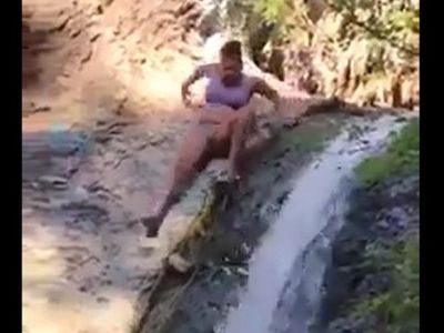 Dereye Bodoslama Giren Kadın