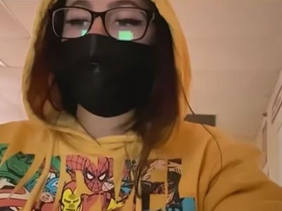 Okulun Güvenliğini Test Etmek İçin Kızının Kılığına Girdi