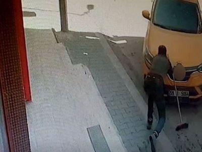 Otomobilin el frenini çekmeyi unutunca, arabayı durdurmak isteyen esnaf aracın altında ezildi!