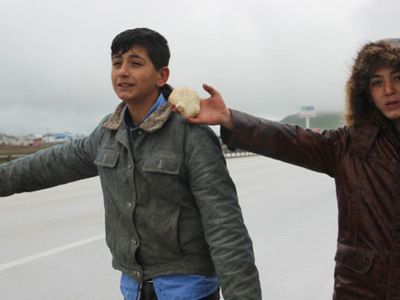 Otoyolda Mantar Satan Çocukların Yağmur Altında Ekmek Parası Mücadelesi