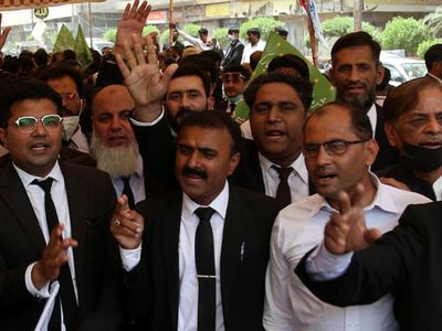 Pakistan’da Avukatlardan Fransa Karşıtı Protesto