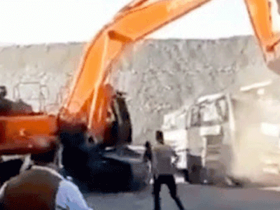 Parasını Alamadı: Kepçeye Binip Kamyonları Ezdi!