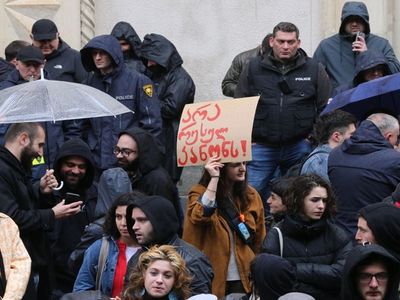 Parlamentoda yasa tasarısı tartışması yumruklu kavgaya dönüştü