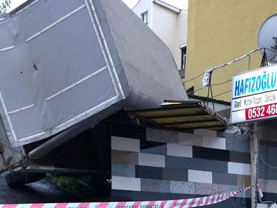 Pendik’te Kamyonet Sürücüsü Yan Yatan Aracın Altına Kaldı
