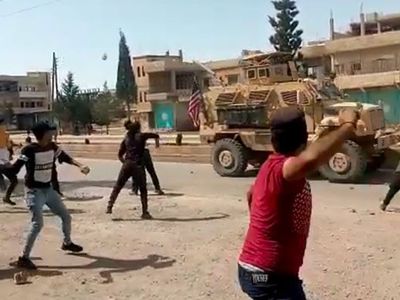 Terör Yandaşları Suriye’de ABD Ordusunun Araçlarını Taşladı