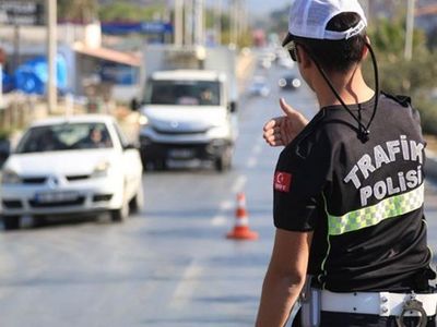 Polis aracıyla uygunsuz video çeken 4 kişi yakalandı