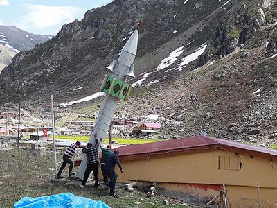Rize'de Kış Ayında Yatırılan Minare Havalar Isınınca Yeniden Kaldırıldı