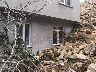 Rize'nin Ayvalık Köyünde Heyelan Yaşandı, 3 Ev Tahliye Edildi