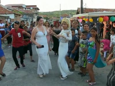 Roman Düğününde Gelinle Görümcenin Olay Dansı