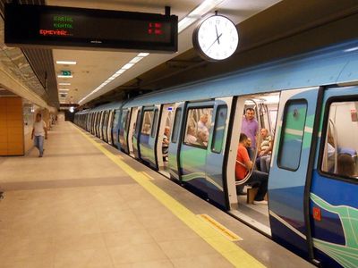 Rusya'da korkunç olay! Ayağı metroya sıkışan kadın son anda ölümden döndü