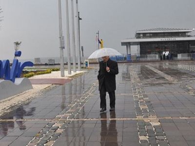 Sağanak İzmir'i vurdu: Yollar adeta göle döndü