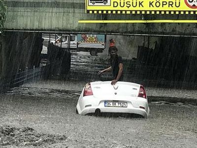 Sağanak Yağış İstanbul'u Felç Etti! Araçlar Sular Altında Kaldı
