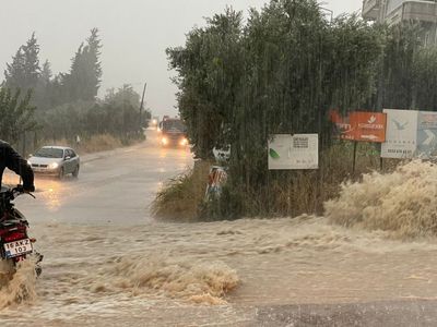 Sağanak yağış yurdu etkisi altına aldı: Bursa’da sokaklar göle döndü
