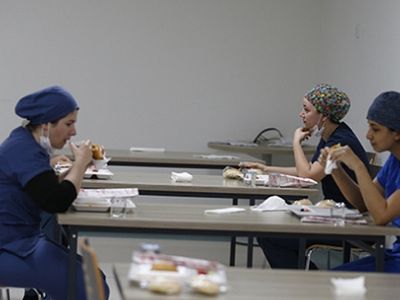 Sağlık Çalışanları İlk Sahurunu Mesai Başında Yaptı