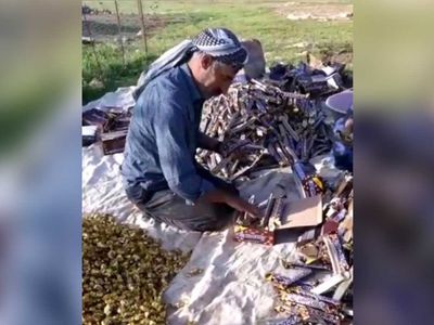Şanlıurfa'da tırdan yol kenarına bayram şekerleri devrildi: Şekerleri  yağmaladılar!