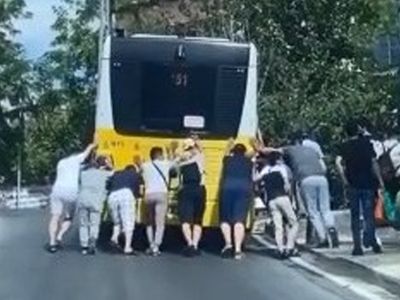 Sarıyer’de Arızalanan İETT Otobüsü Yolcular Tarafından İtildi
