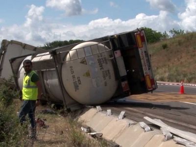 Sarıyer'de korkunç kaza! Kimyasal madde yüklü tanker yola devrildi
