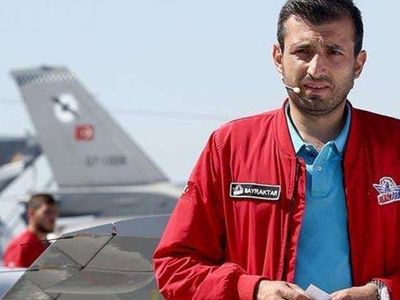 Selçuk Bayraktar Gençlerin Ricasını Kırmadı! Öğrencilerin Hazırladığı Otonom Araçları İnceledi