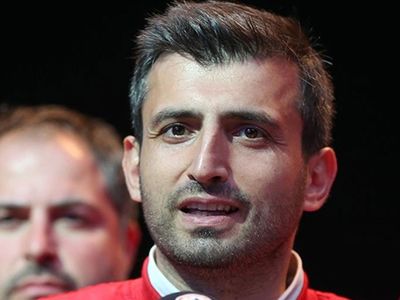 Selçuk Bayraktar ve Ekibinden Oyun Havalı Kutlama