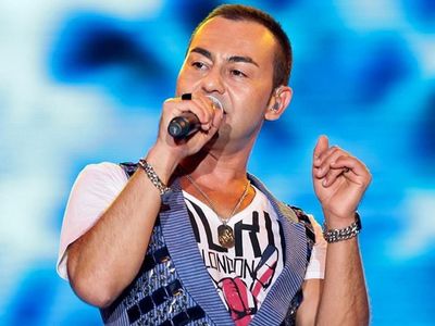 Serdar Ortaç sevenlerini korkuttu: Sahnede bir anda yere yığıldı