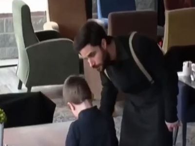 Küçük Garsona Eziyet Eden Garsonun Yaptığına Bakın!