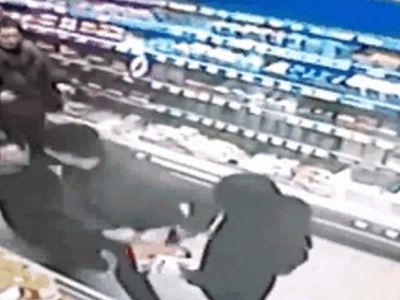 Sevgilisine Sataşan Adamı Tek Yumrukla Nakavt Etti