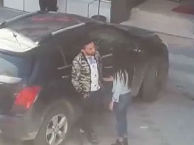 Sokak Ortasında Genç Kızı Tokatladı!