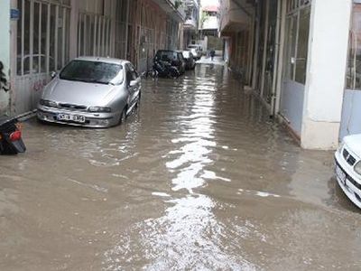 Son Dakika! Ankara'da Yoğun Sağanak Sonrası Sel Oluşunca Araçlar Sürüklendi