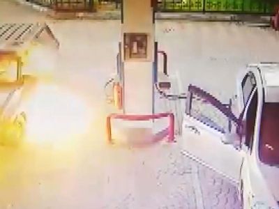 Son Dakika: Benzin İstasyonunda Feci Olay! Sürücüsü İçindeyken Alev Alev Yandı