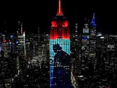 Star Wars’ın karakterleri ışık oyunlarıyla Empire State Binası'na yansıtıldı!