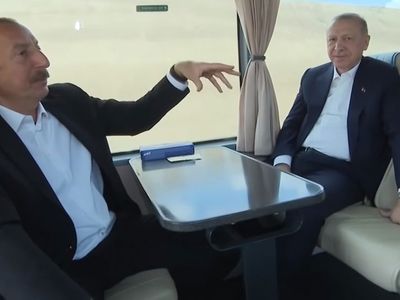 Şuşa'da Cumhurbaşkanı Erdoğan Aliyev Gardaşı ile Otobüste Uzun Uzun Sohbet Etti