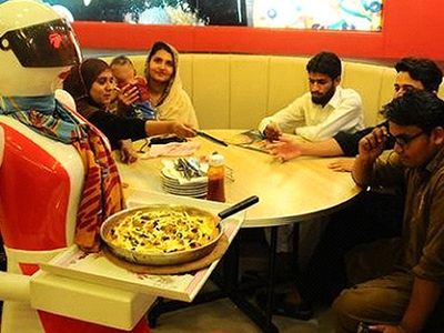 Suudi Arabistan’da Restoranda Robotlar Çalışıyor