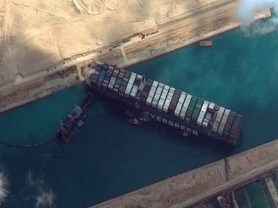 Süveyş Kanalı'ndaki Gemi Kurtarıldı!
