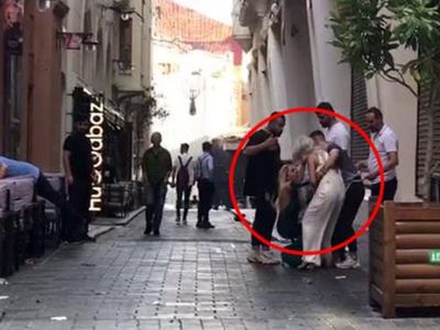 Taksim Meydanında Kadınlar Birbirine Girdi, Bu Anlar Saniye Saniye Kameralara Yansıdı