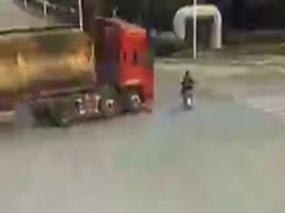 Kontrolden Çıkan Tanker Üzerine Devrildi
