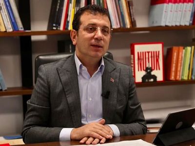 Taziye ziyaretinde Kur’an okuyan Ekrem İmamoğlu sosyal medyanın diline düştü