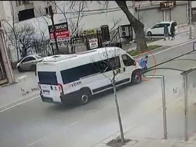 Tekirdağ'da korkunç olay! Başıboş köpeklerden kaçan çocuğa minibüs çarptı: O anlar kameralara yansıdı