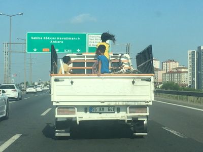 TEM Otoyolunda Tehlikeye Yolculuk! Kamyonet Kasasındaki Çocuklar Tedirgin Anlar Yaşattı