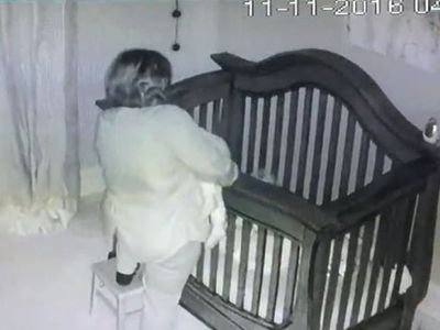 Torununu Beşiğe Koymaya Çalışan Babaannenin Komik Anları