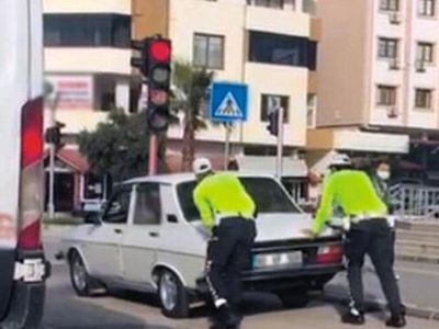 Trafik Polisi Aracı Bozulan Adama Yardım Etti