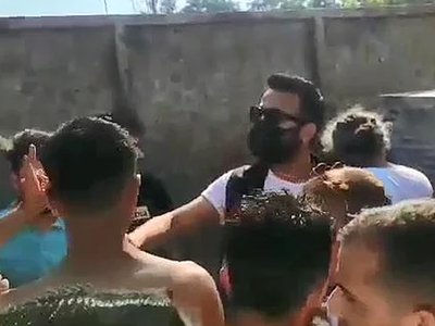 Türk Bayrağını Yırtıp Üzerine Basan Kadın Gözaltına Alındı