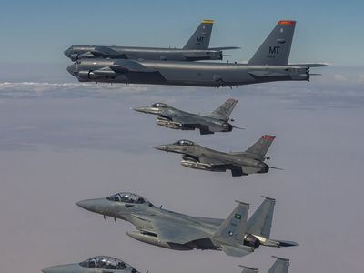 Türk F-16'ları Amerika'nın B-52 Uçaklarına Refakatçilik Etti