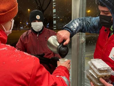 Türk Kızılay’ından Soğuk Havada Mahsur Kalanlara Yardım: ‘Biz Aldık Yemeyenlere Verin’